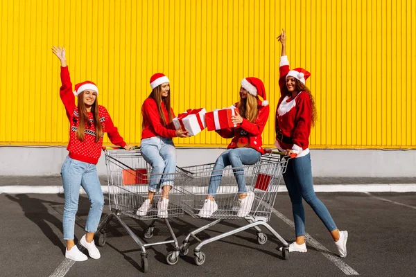 Grupo Quatro Jovens Mulheres Camisolas Natal Chapéus Papai Noel Com — Fotografia de Stock