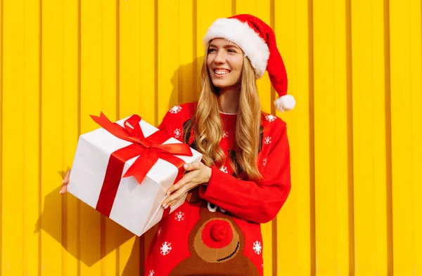 Aantrekkelijke Gelukkige Jonge Vrouw Kerst Trui Kerstman Hoed Met Kerst — Stockfoto