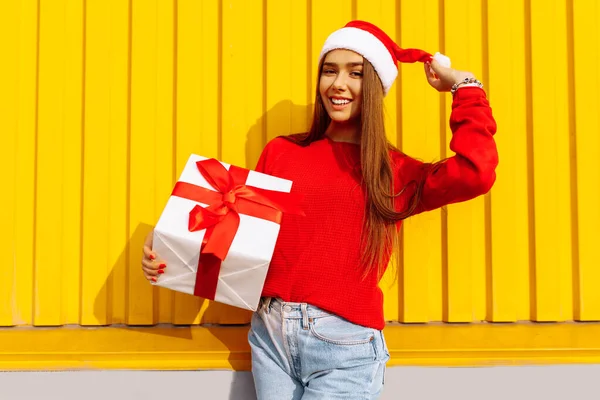 Приваблива Щаслива Молода Жінка Різдвяному Светрі Капелюсі Санта Клауса Різдвяним — стокове фото
