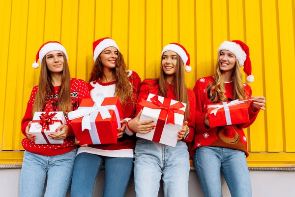 Szczęśliwy Podekscytowany Grupy Przyjaciół Ubranych Czerwone Swetry Santa Claus Kapelusze — Zdjęcie stockowe