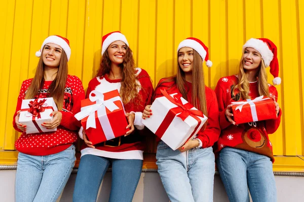 Szczęśliwy Podekscytowany Grupy Przyjaciół Ubranych Czerwone Swetry Santa Claus Kapelusze — Zdjęcie stockowe