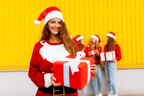 Beautiful Smiling Young Woman Wearing Santa Claus Hat Christmas Present — Stock Photo, Image