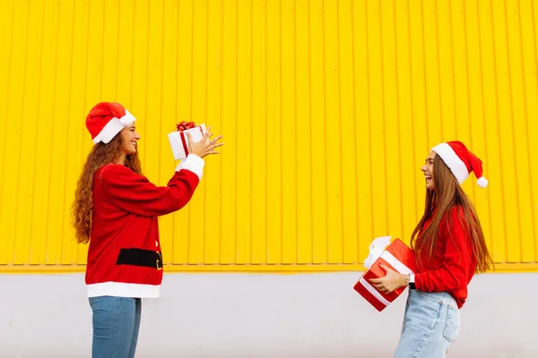 Dois Sorridentes Belas Mulheres Jovens Camisolas Vermelhas Chapéus Papai Noel — Fotografia de Stock