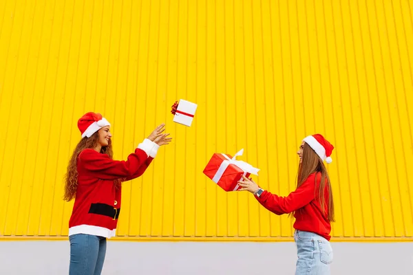Dois Sorridentes Belas Mulheres Jovens Camisolas Vermelhas Chapéus Papai Noel — Fotografia de Stock