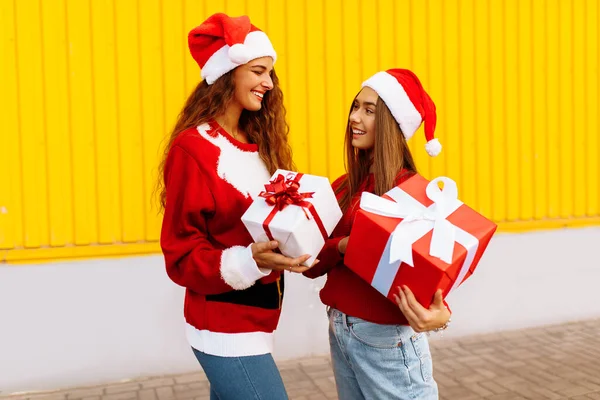 Glada Vänner Santa Claus Hattar Med Julklappar Bakgrunden Den Gula — Stockfoto