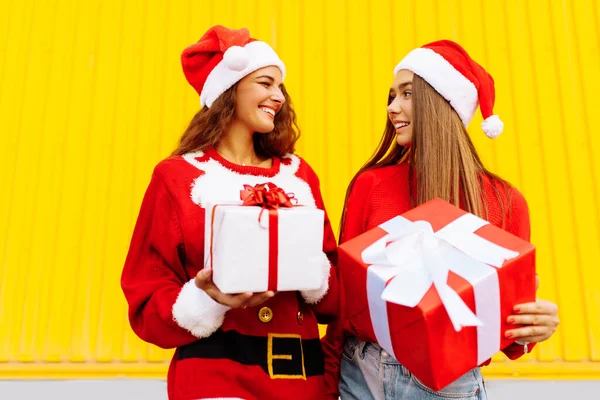 Amigos Felizes Chapéus Papai Noel Com Presentes Natal Fundo Parede — Fotografia de Stock