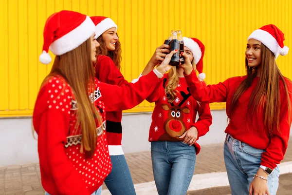 Mulheres Jovens Felizes Chapéus Santa Claus Amigos Alegremente Celebram Ano — Fotografia de Stock