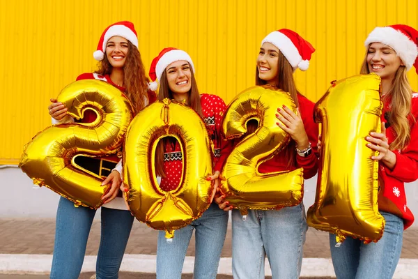 Grupa Wesołych Młodych Kobiet Kapeluszach Świętego Mikołaja Balonami 2021 Obchody — Zdjęcie stockowe