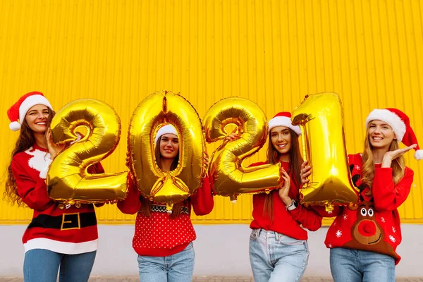 Grupa Wesołych Młodych Kobiet Kapeluszach Świętego Mikołaja Balonami 2021 Obchody — Zdjęcie stockowe