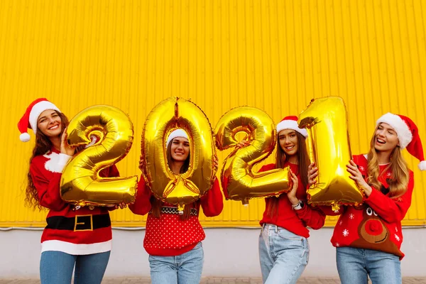 Grupp Glada Unga Kvinnor Santa Claus Hattar Med Ballonger 2021 — Stockfoto