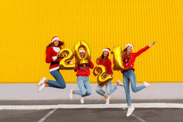 Feliz Ano Novo Belas Mulheres Jovens Chapéus Papai Noel Segurando — Fotografia de Stock