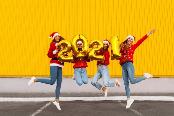 Feliz Ano Novo Belas Mulheres Jovens Chapéus Papai Noel Segurando — Fotografia de Stock