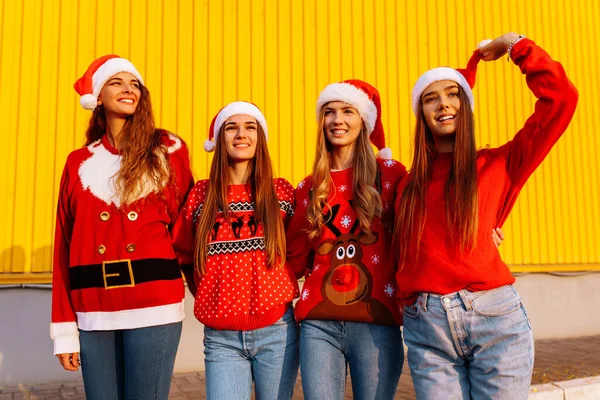 Szczęśliwego Nowego Roku Cztery Radosne Młode Kobiety Czerwonych Swetrach Kapeluszach — Zdjęcie stockowe