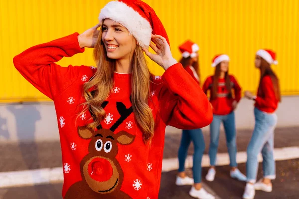 Beautiful Young Woman Christmas Sweater Santa Claus Hat Having Fun — Stock Photo, Image