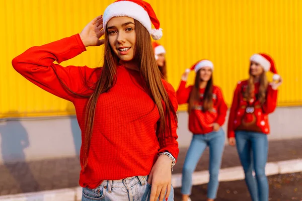 Bella Allegra Giovane Donna Cappello Babbo Natale Sta Divertendo Con — Foto Stock