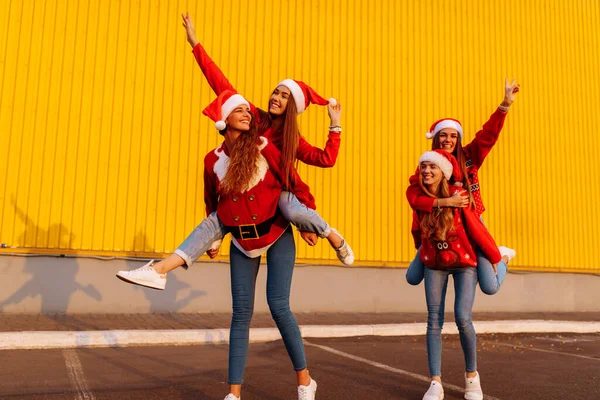 Grupo Amigos Felizes Vestindo Chapéus Papai Noel Divertir Montar Uns — Fotografia de Stock