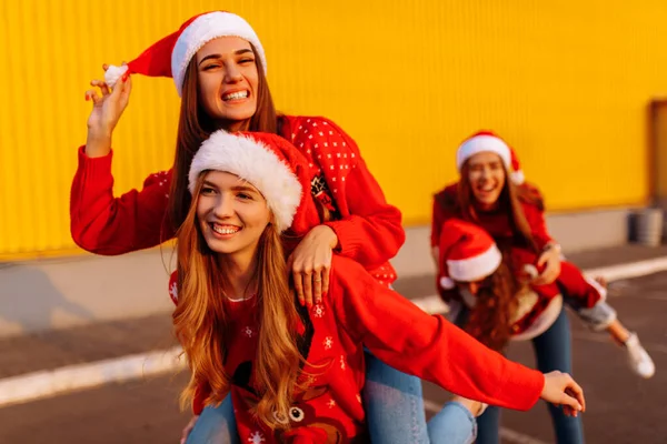 Gruppo Giovani Donne Eccitate Che Indossano Cappelli Babbo Natale Divertirsi — Foto Stock