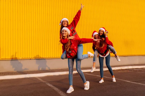 Grupo Jovens Mulheres Excitadas Vestindo Chapéus Papai Noel Divertir Montar — Fotografia de Stock