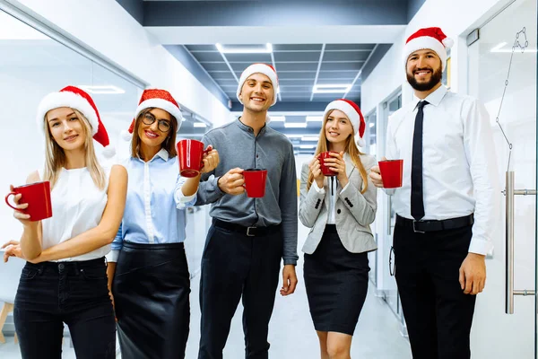 Pomyślni Młodzi Biznesmeni Kapeluszach Świętego Mikołaja Świętują Święto Piją Drinka — Zdjęcie stockowe