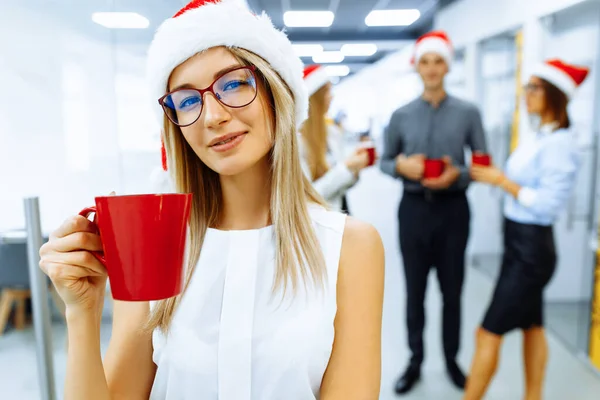 Jovem Mulher Negócios Feliz Chapéu Papai Noel Segurando Uma Caneca — Fotografia de Stock