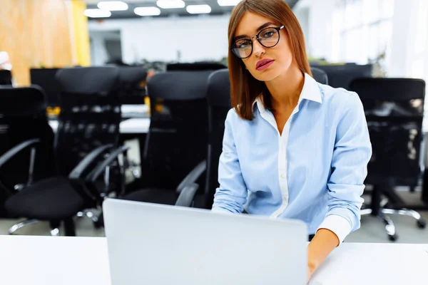 Glückliche Geschäftsfrau Mit Laptop Arbeitstisch Büro — Stockfoto