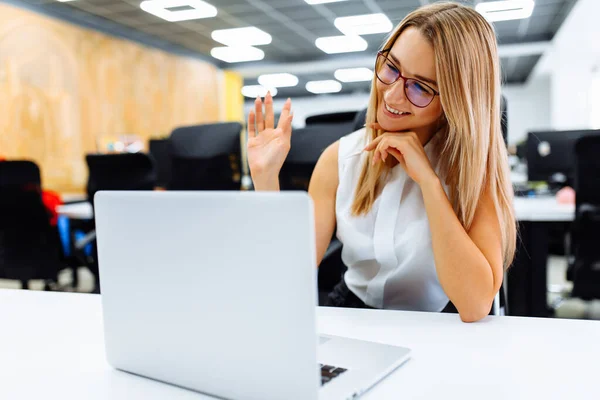 Joven Mujer Negocios Sentado Mesa Oficina Conduce Una Videoconferencia Una —  Fotos de Stock