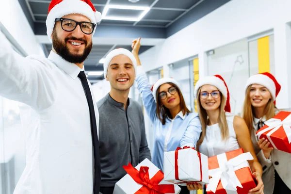 Grupo Feliz Empresários Chapéus Papai Noel Com Presentes Natal Estão — Fotografia de Stock