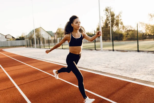 Mujer Afroamericana Joven Ropa Deportiva Trotando Estadio Aire Libre Por — Foto de Stock