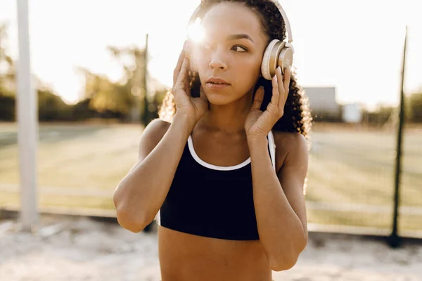 Jonge Afrikaans Amerikaanse Vrouw Die Luistert Naar Muziek Hoofdtelefoon Sportkleding — Stockfoto