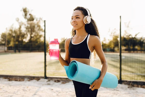 Mooie Jonge Atletische Afrikaanse Amerikaanse Vrouw Sportkleding Met Een Yoga — Stockfoto