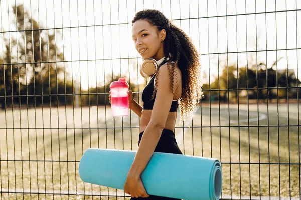 Schöne Junge Athletische Afrikanisch Amerikanische Frau Sportbekleidung Mit Einer Yogamatte — Stockfoto