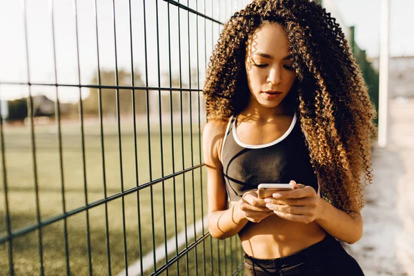 Спортивна Жінка Спортивному Одязі Використовує Мобільний Телефон Після Тренування Відкритому — стокове фото