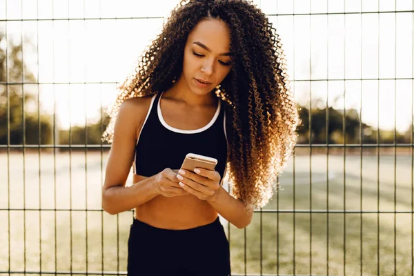 Fitness Frau Sportbekleidung Nutzt Handy Nach Dem Training Draußen Park — Stockfoto