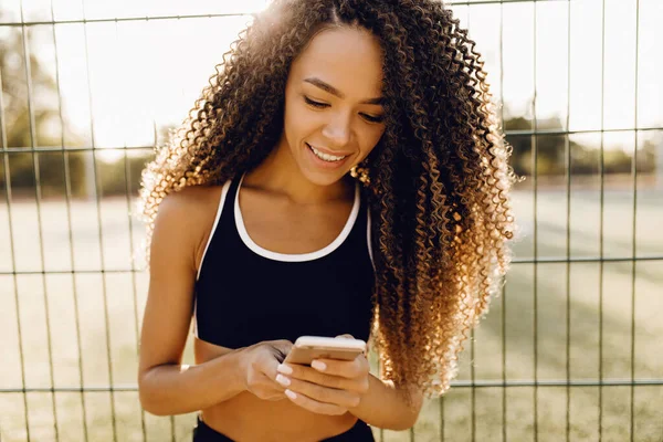 Fitness Frau Sportbekleidung Nutzt Handy Nach Dem Training Draußen Park — Stockfoto