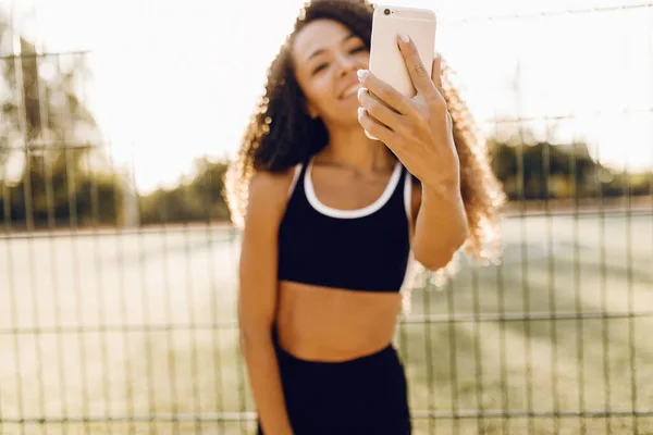 Sportlich Lächelnder Läufer Frau Macht Selfie Mit Handy Draußen Park — Stockfoto