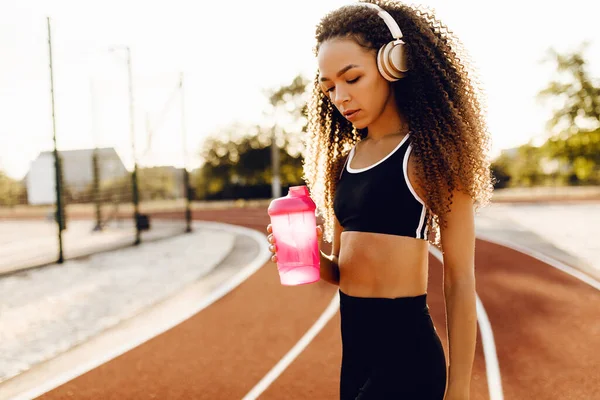 Junge Afrikanisch Amerikanische Frau Trägt Kopfhörer Mit Wasserflasche Nach Sport — Stockfoto