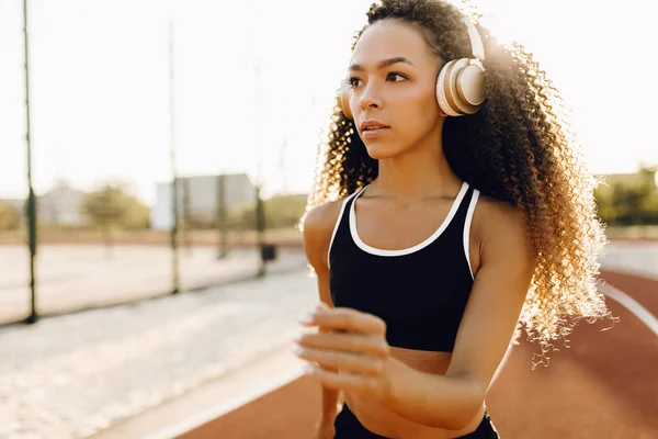 Jonge Afrikaans Amerikaanse Vrouw Luisteren Naar Muziek Met Koptelefoon Lopen — Stockfoto