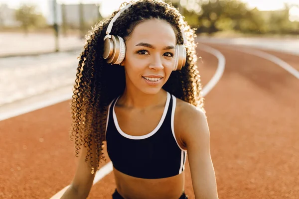 Jonge Sportieve Afro Amerikaanse Vrouw Luisteren Naar Muziek Met Koptelefoon — Stockfoto