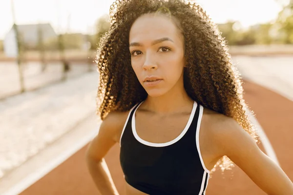 运动的非洲裔美国女人 头戴耳机 早上在体育场外跑步 健康的生活方式观念 — 图库照片