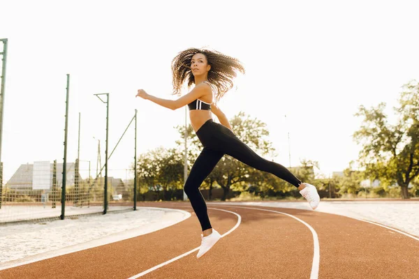 Jonge Atletische Vrouw Sportkleding Lange Sprong Het Stadion Buiten — Stockfoto