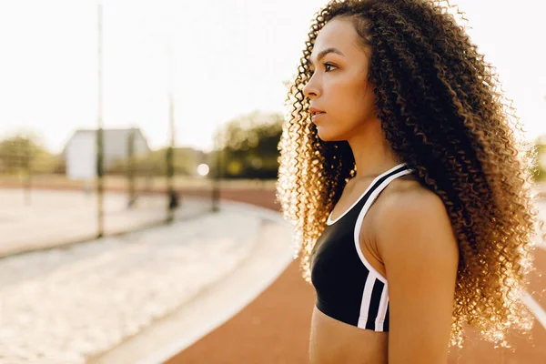 Mladá Africká Američanka Sportovním Oblečení Jogging Stadionu Venku Dopoledních Hodinách — Stock fotografie