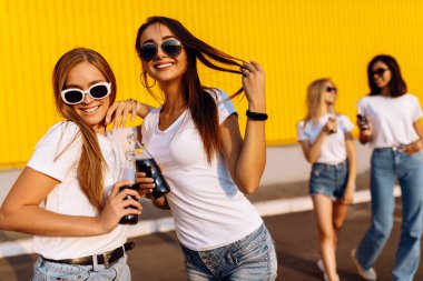 Şehirde dolaşan, içki içen, dışarıda eğlenen bir grup genç kız.