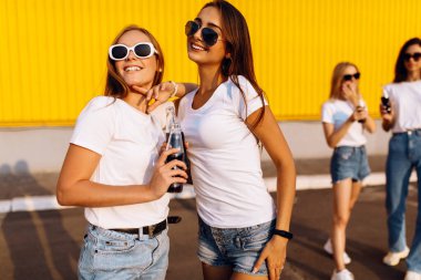 Şehirde dolaşan, içki içen, dışarıda eğlenen bir grup genç kız.