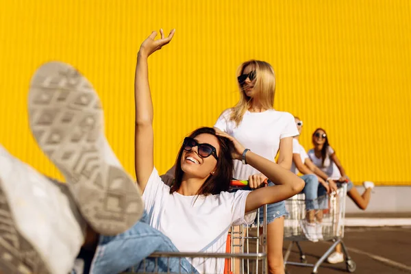 Imagem Jovens Mulheres Sorridentes Amigos Divertindo Com Carrinho Compras Cidade — Fotografia de Stock