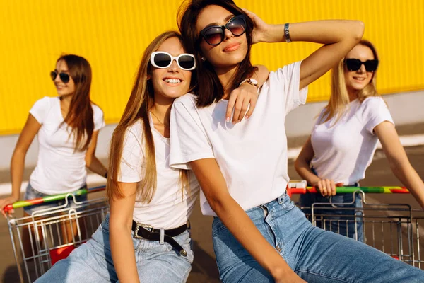 Groep Van Gelukkige Jonge Vrienden Vrouwen Die Plezier Hebben Rijden — Stockfoto