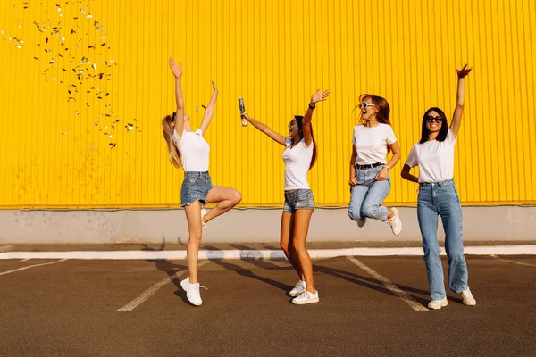 Ομάδα Ενθουσιασμένοι Νέοι Φίλοι Γυαλιά Ηλίου Διασκεδάζουν Και Πηδούν Ρίχνοντας — Φωτογραφία Αρχείου