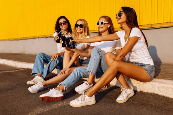 청소년들이여 여름에 배경으로 시간을 보내는 축하하는 술잔으로 유리병을 끼우는 — 스톡 사진