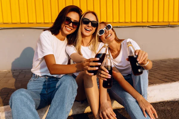 Jovens Felizes Batendo Garrafas Vidro Com Bebidas Comemorando Passar Tempo — Fotografia de Stock