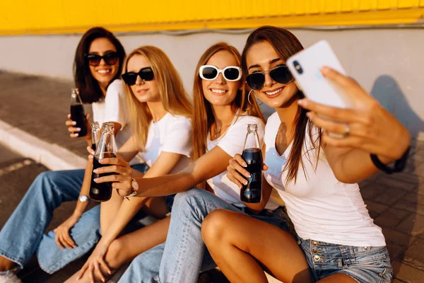 Gelukkige Jonge Mensen Met Drank Glazen Flessen Hebben Plezier Brengen — Stockfoto