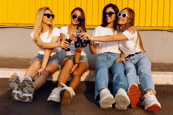 Jovens Batendo Garrafas Vidro Com Bebidas Comemorando Passar Tempo Juntos — Fotografia de Stock